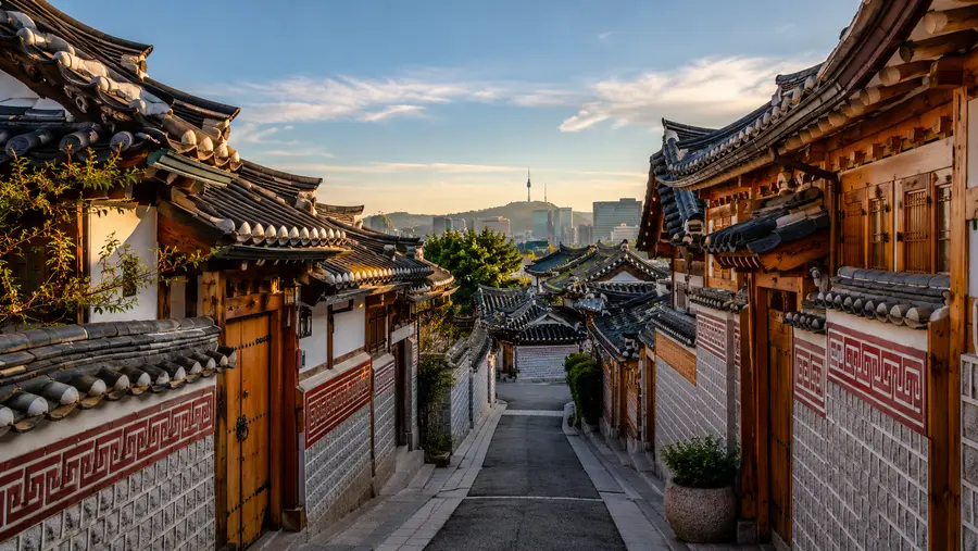 Bukchon Hanok Village Itinerary: Palaces, Insadong & Comparisons
